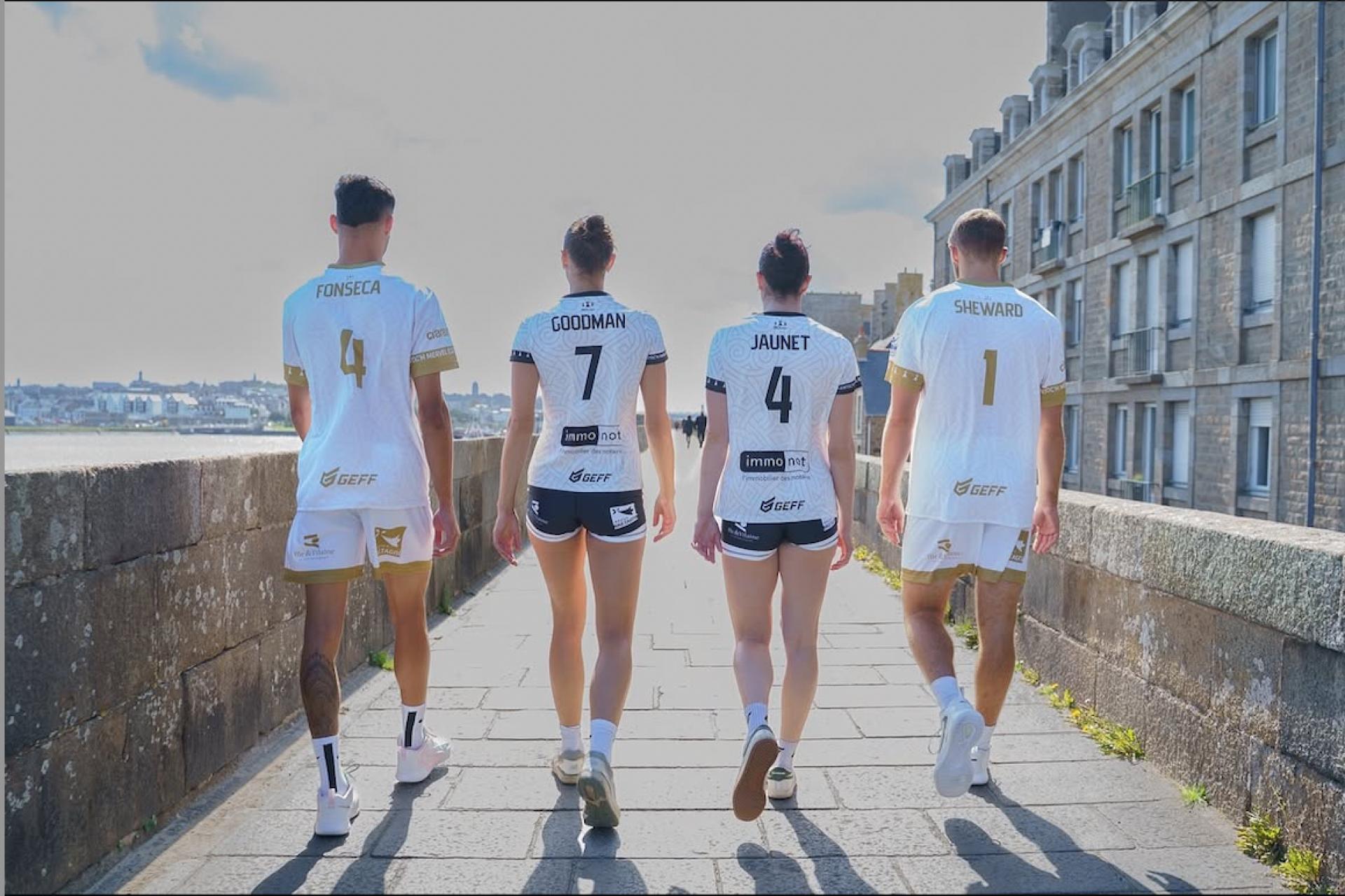 Joao Fonseca, Adriel Goodman, Lisa Jaunet et Brett Sheward portent le maillot extérieur blanc et or. Ils marchent dans la vieille de Saint-Malo.